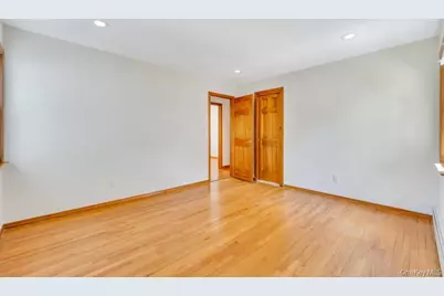 306 Jackson Avenue, Syosset, NY 11791 - Photo 11