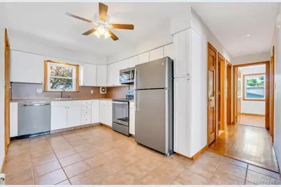 306 Jackson Avenue, Syosset, NY 11791 - Photo 5