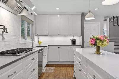 34 Bridge Road, Manhasset, NY 11030 - Photo 11