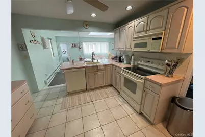 581 Grand Avenue, Lindenhurst, NY 11757 - Photo 9