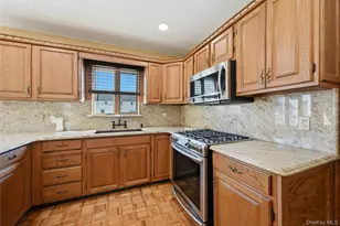 10 Bunny Ln, Amityville, NY 11701 - Photo 9
