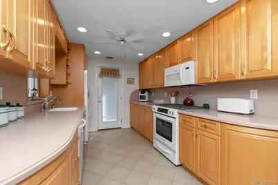 25 Bayview Avenue, Babylon, NY 11702 - Photo 9