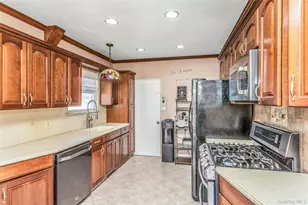 81 Midwood St, Valley Stream, NY 11580 - Photo 7