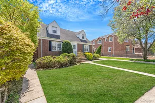 8 Maple Ln, New Hyde Park, NY 11040 - Photo 3