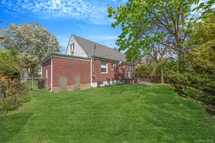 8 Maple Ln, New Hyde Park, NY 11040 - Photo 27
