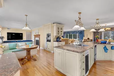 227 W Islip Road, West Islip, NY 11795 - Photo 17