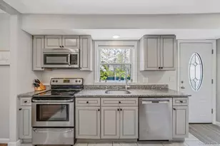 19 Pumpkin Rd, Saint James, NY 11780 - Photo 11