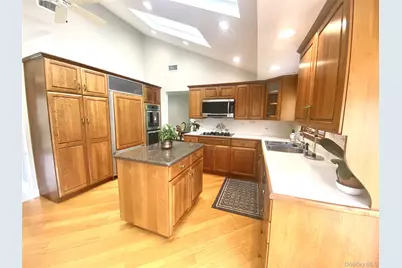 7 Byfield Place, Melville, NY 11747 - Photo 5
