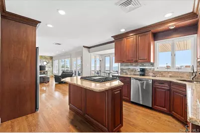 160 Sequams Lane W, West Islip, NY 11795 - Photo 9