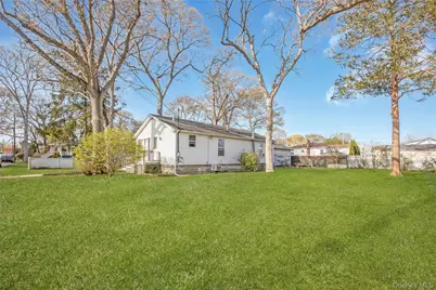 320 S Fulton Avenue, Lindenhurst, NY 11757 - Photo 19