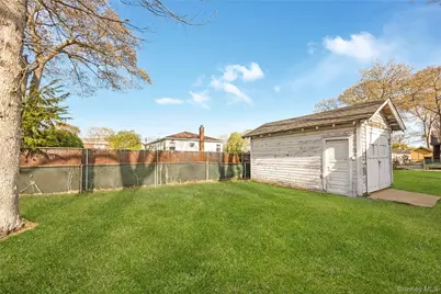 320 S Fulton Avenue, Lindenhurst, NY 11757 - Photo 23