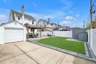 14 Laurel Rd, Lindenhurst, NY 11757 - Photo 19