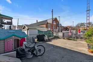 59-36 69th Pl, Maspeth, NY 11378 - Photo 17