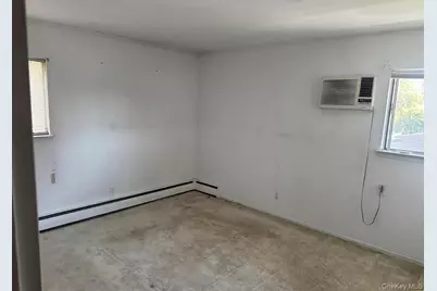 960 Linden Avenue, Westbury, NY 11590 - Photo 5