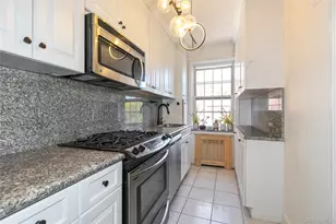 90 Knightsbridge Rd, Great Neck, NY 11021 - Photo 9