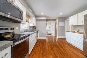 33 Rodney Pl, Rockville Centre, NY 11570 - Photo 11