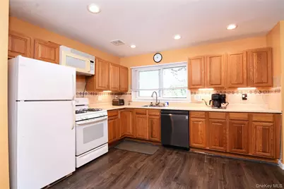 977 Brent Drive, Wantagh, NY 11793 - Photo 3