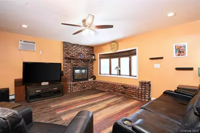 977 Brent Drive, Wantagh, NY 11793 - Photo 5