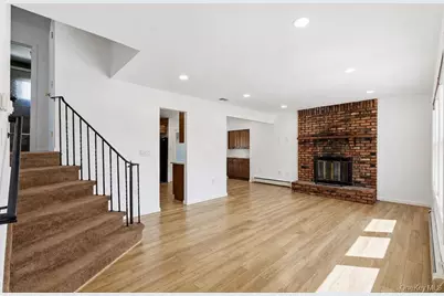 27 Jane Drive, North Babylon, NY 11703 - Photo 3