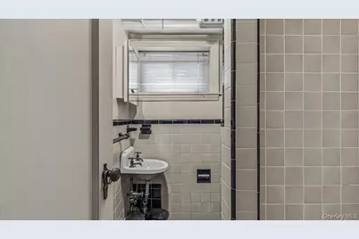 6402 Ellwell Crescent, Rego Park, NY 11374 - Photo 35