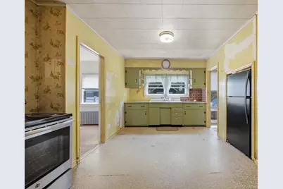109 Grove Avenue, Patchogue, NY 11772 - Photo 5