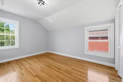 107 E Saint Marks Place, Valley Stream, NY 11580 - Photo 19