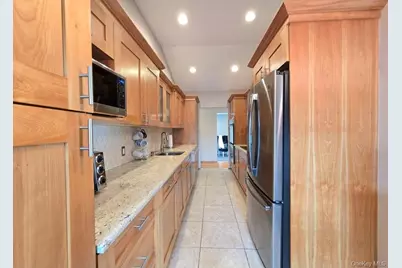 32 Plaza Lane, Selden, NY 11784 - Photo 9