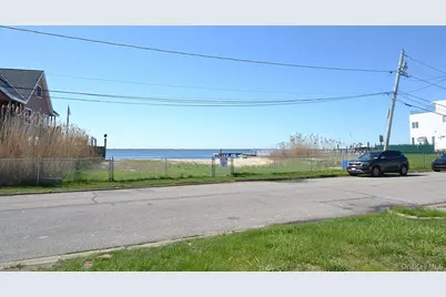 54 Bayview Avenue W, Lindenhurst, NY 11757 - Photo 3