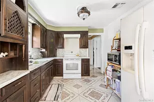 140 Poplar St, Central Islip, NY 11722 - Photo 11
