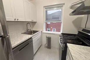 37 Spruce St, Great Neck, NY 11021 - Photo 5