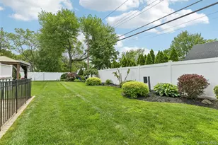 23 Middle Dr, Huntington, NY 11743 - Photo 33