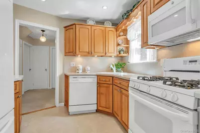 304 Old Courthouse Road, New Hyde Park, NY 11040 - Photo 11