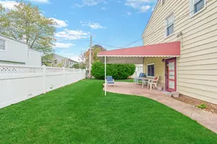 14 Greentree Cir, Westbury, NY 11590 - Photo 23