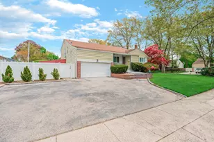 14 Greentree Cir, Westbury, NY 11590 - Photo 3
