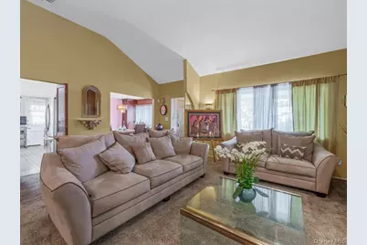 14 Greentree Circle, Westbury, NY 11590 - Photo 7