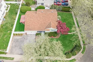 14 Greentree Cir, Westbury, NY 11590 - Photo 25
