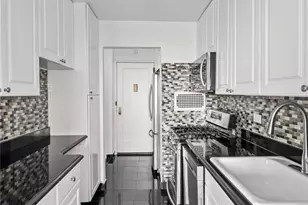 4555 Henry Hudson Pkwy, Bronx, NY 10471 - Photo 7