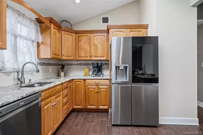 18 Ithaca Street, Lindenhurst, NY 11757 - Photo 15