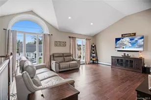 18 Ithaca St, Lindenhurst, NY 11757 - Photo 5