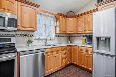 18 Ithaca Street, Lindenhurst, NY 11757 - Photo 19