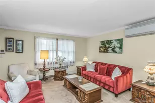 604 Center Briarwood Ave, West Islip, NY 11795 - Photo 9