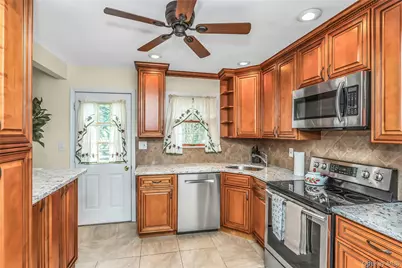 604 Center Briarwood Avenue, West Islip, NY 11795 - Photo 5