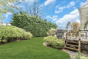 604 Center Briarwood Ave, West Islip, NY 11795 - Photo 21