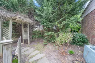 109 Matthews Rd, Oakdale, NY 11769 - Photo 35