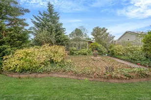 109 Matthews Rd, Oakdale, NY 11769 - Photo 3