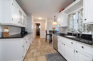 19 Addison Pl, Rockville Centre, NY 11570 - Photo 11