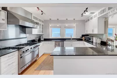 35 Sunview Drive, Glen Cove, NY 11542 - Photo 11