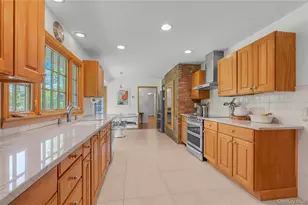 11 N Rd, Oyster Bay, NY 11771 - Photo 9
