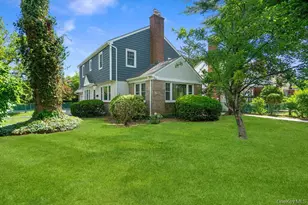 165 Linmouth Rd, Malverne, NY 11565 - Photo 19