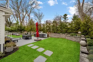 2 Hewlett Pl, Great Neck, NY 11024 - Photo 41